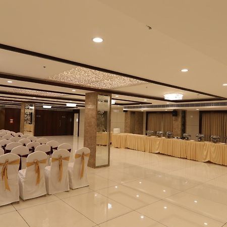 Sri Sri Sri Hotel Khammam Exteriér fotografie