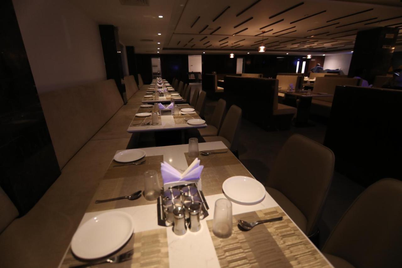 Sri Sri Sri Hotel Khammam Exteriér fotografie