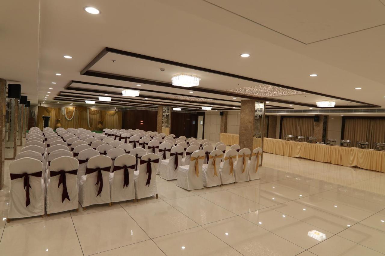Sri Sri Sri Hotel Khammam Exteriér fotografie