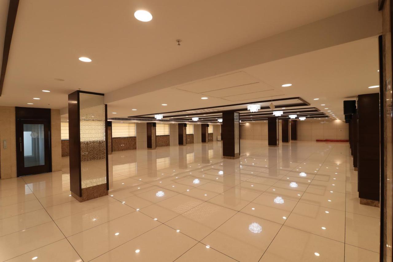Sri Sri Sri Hotel Khammam Exteriér fotografie