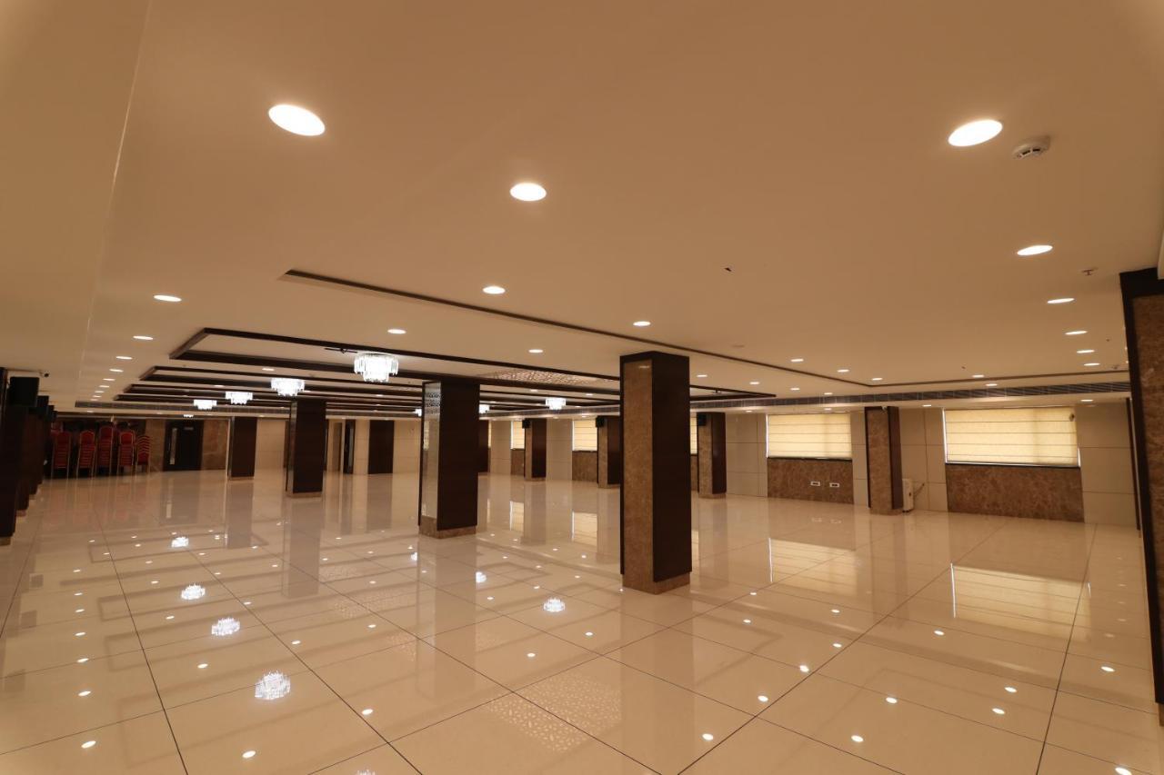 Sri Sri Sri Hotel Khammam Exteriér fotografie