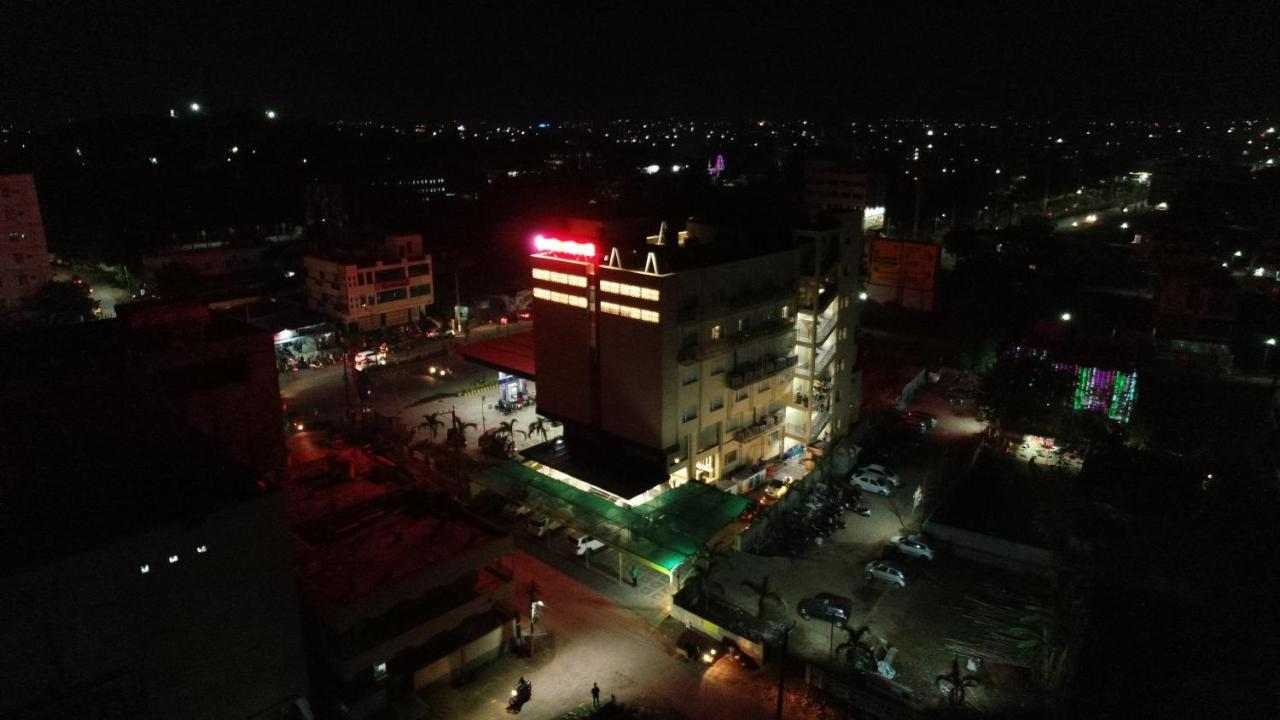 Sri Sri Sri Hotel Khammam Exteriér fotografie