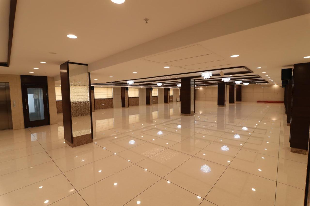 Sri Sri Sri Hotel Khammam Exteriér fotografie